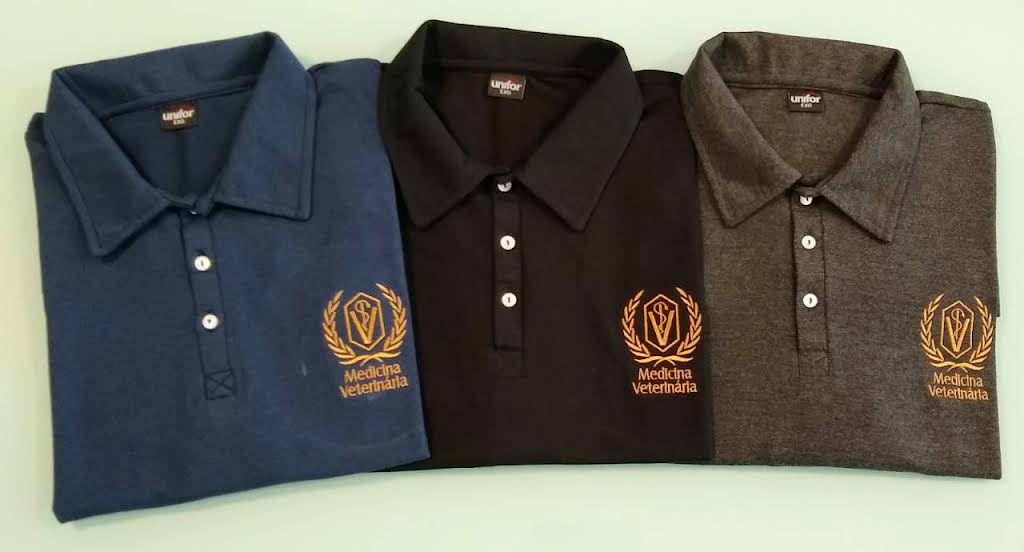 Três camisas polo azul, preta e cinza com bordado personalizado.
