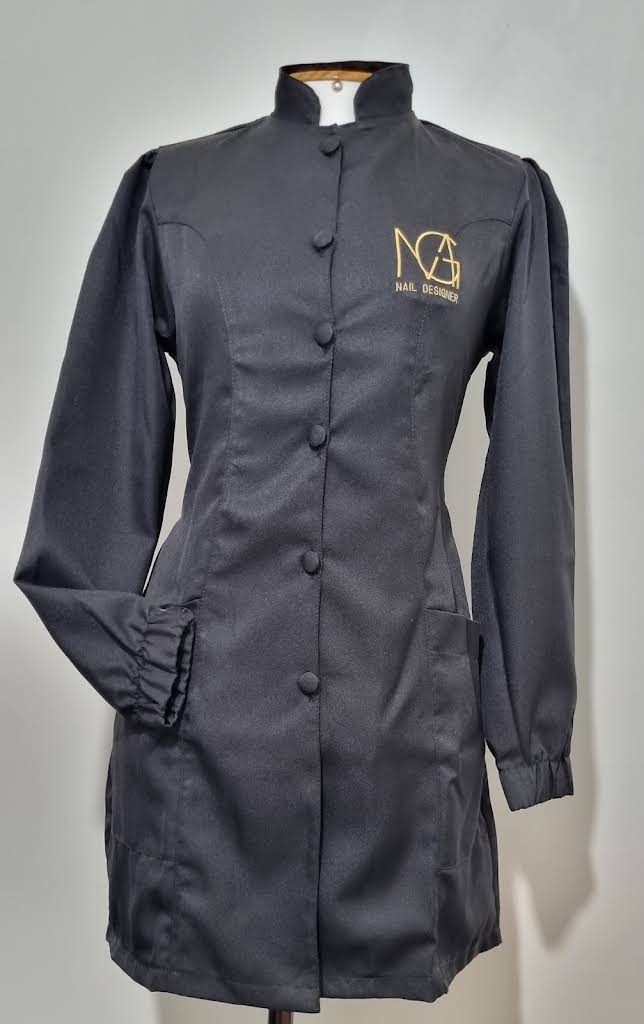 Uniforme profissional cinza de mangas longas com bordado dourado no peito.